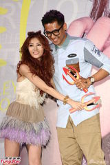 组图：前助理陶妍霖发片 陈建州尴尬献拥抱