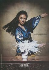 组图：萨尔玛-海耶克变身俏皮主妇宣传牛乳魅力