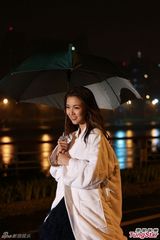 组图：薛凯琪MV谈情 重磅透视裙刮损大腿