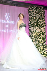 组图：陈思璇穿婚纱沾喜气 期待海岛婚礼