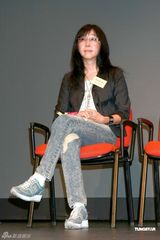 幻灯图：张婉婷成功抢镜 装扮休闲星味全无 