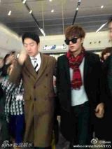 组图：李敏镐现身武汉 疯狂粉丝挤倒200斤记者