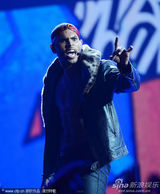 组图：美国公告牌音乐奖 克里斯-布朗赤身秀纹身