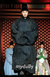 组图：韩片《后宫》6月上映 赵汝珍金东旭古装亮相