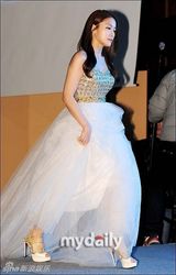 组图：金贤重宣传新剧《感激时代》左拥右抱