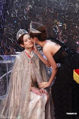 组图：2011港姐5号朱晨丽夺冠 与母亲相拥难掩激动