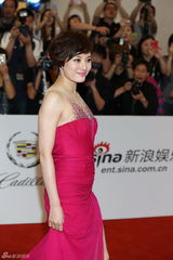 组图：孙俪亮相上海电视节 憾失视后