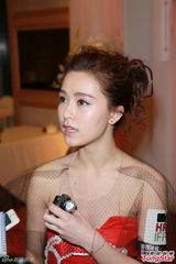 组图：文咏珊红裙惹眼 望与黎明继续合作