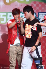 组图：罗志祥出席活动迟到玩求婚 刘心许飞同台