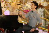 组图：钢琴家马克西姆-姆尔维察谱奏响圣诞序曲
