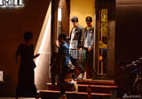 组图：潘粤明深夜与友泡吧 助理开车送回家