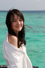 组图：衣珊畅游马尔代夫 素颜出镜清新可人