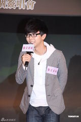 组图：胡夏香港签唱会与粉丝互动玩捆绑游戏