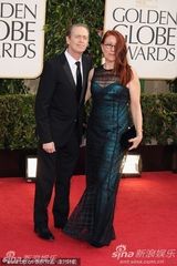 组图：《海滨帝国》史蒂夫-布西密携妻亮相红毯