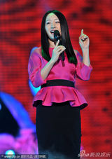 组图：杨钰莹重庆商演捞金红衣喜庆