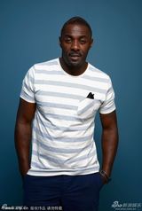 组图：《曼德拉》拍写真 哈里斯紧抱易德立斯