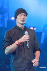 组图：黄贯中开唱未见朱茵 陈豪黄德斌助阵