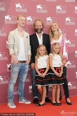 组图：《警官之妻》发布 导演携双胞胎萌翻全场