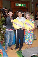 组图：谢安琪称婆婆沟通无代沟 罗霖中秋做慈善