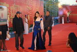 组图： 赵本山师徒压轴长影节 倪妮蓝裙优雅显大气