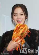 组图：金泰熙甜美站台 V领透视裙小秀性感