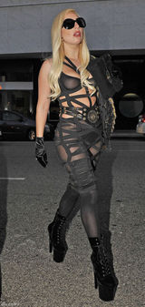 组图：Lady Gaga薄纱bra无惧露点金发墨镜闪亮登场