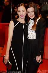 组图：汉娜与卡特琳娜双姝黑白风中性VS妩媚