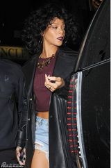 组图：蕾哈娜度假性感自拍 穿比基尼秀椒乳