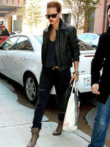 幻灯图集：碧昂丝韩国秀艳唇 莱昂纳多街头闲逛