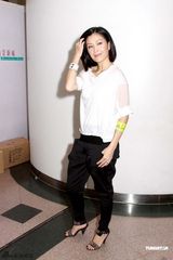 组图：《翻叮一族》宣传 陈键锋跪地向商天娥献花