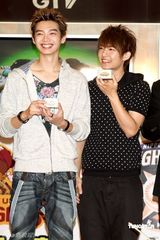 幻灯图：辰亦儒炎亚纶为日本职棒站台 分享糗事