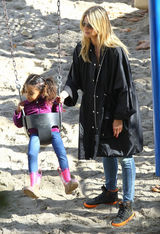 组图：海蒂-克鲁姆宽松外套陪女儿玩耍显母爱
