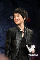 幻灯图：周迅短发造型个性十足 呼吁大家关注世博