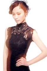 组图：石小群写真曝光 黑天鹅华丽变身雍容绽放