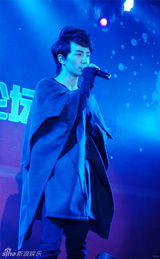 组图：许诺压轴献唱慈善夜 马天宇现场助阵