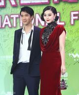 组图：范冰冰复古造型手提宝塔包亮相红毯