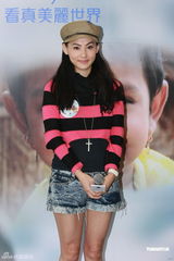 高清组图：张柏芝短裤亮相活动 秀美腿笑容甜美