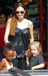 组图：朱莉带女儿逛玩具店 希洛吐舌表情烦躁