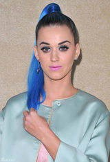 高清图：凯蒂-佩里蓝发亮相巴黎时装周鞋子抢镜