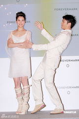 幻灯图集：袁咏仪张智霖秀恩爱 高圆圆暂无结婚计划