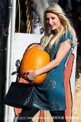 幻灯图：帕丽斯-希尔顿南瓜地拾趣 迎接万圣节