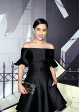 组图：马苏优雅亮相活动 抹胸裙扮靓大秀香肩