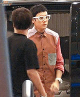 组图：阿Sa陈伟霆与朋友聚餐 情侣姿态秀甜蜜