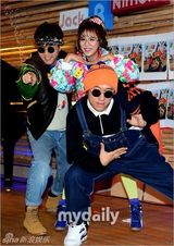 组图：高耀太复古装宣传17周年专辑《1999》