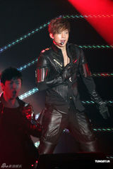 组图：金贤重开唱露胸耍性感 与gaga撞期仍火爆