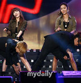 组图：宝儿张靓颖唱响首尔 Rain现场脱衣大秀热舞