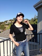 组图：58岁刘晓庆曝婚后照片 养花逛街惬意