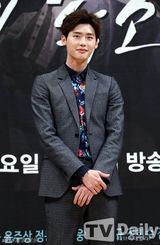 组图：李钟硕尹相铉再合作 挽手飞吻欢乐多