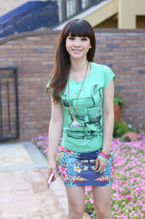 组图：柳岩绿衣红鞋清爽出行录唱《岳母》主题曲