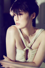 组图：袁莉广告大片曝光 迷离眼神傲人身材吸睛